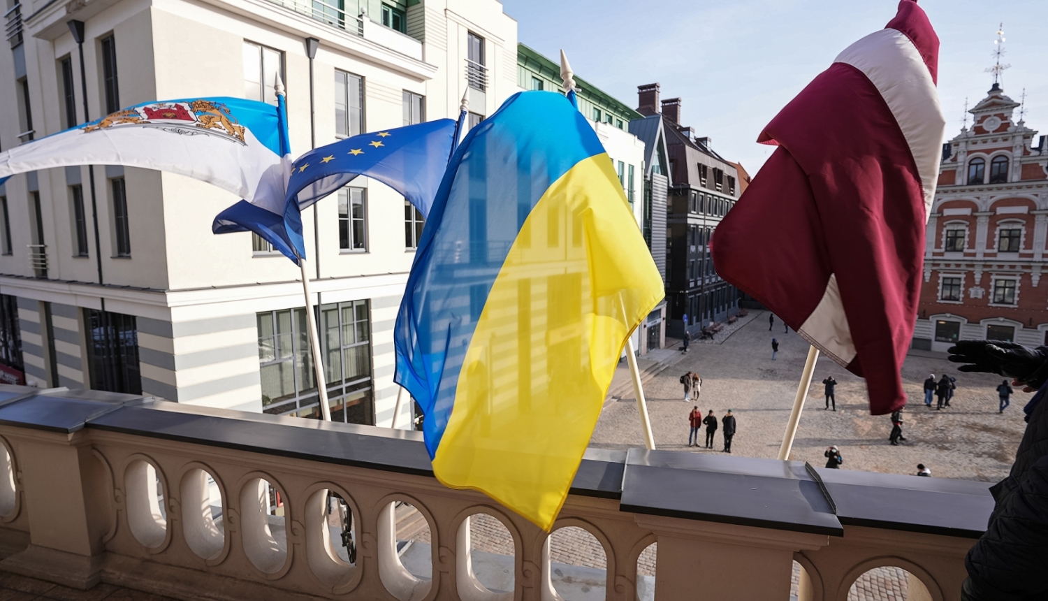 Работа в латвии. Украинские беженцы в Латвии. Украинцы в Латвии. Латвия украинские флаги. Муниципалитеты Украины.