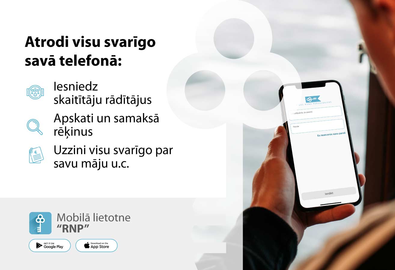 Cilvēks tur rokās viedtālruni ar atvērtu Rīgas namu pārvaldnieka mobilo lietotni. Kreisajā pusē redzams teksts, kas reklamē iespēju lietotnē iesniegt skaitītāju rādījumus, apskatīt un apmaksāt rēķinus, kā arī iegūt svarīgu informāciju par mājokli. Apakšā redzamas Google Play un App Store lejupielādes ikonas.