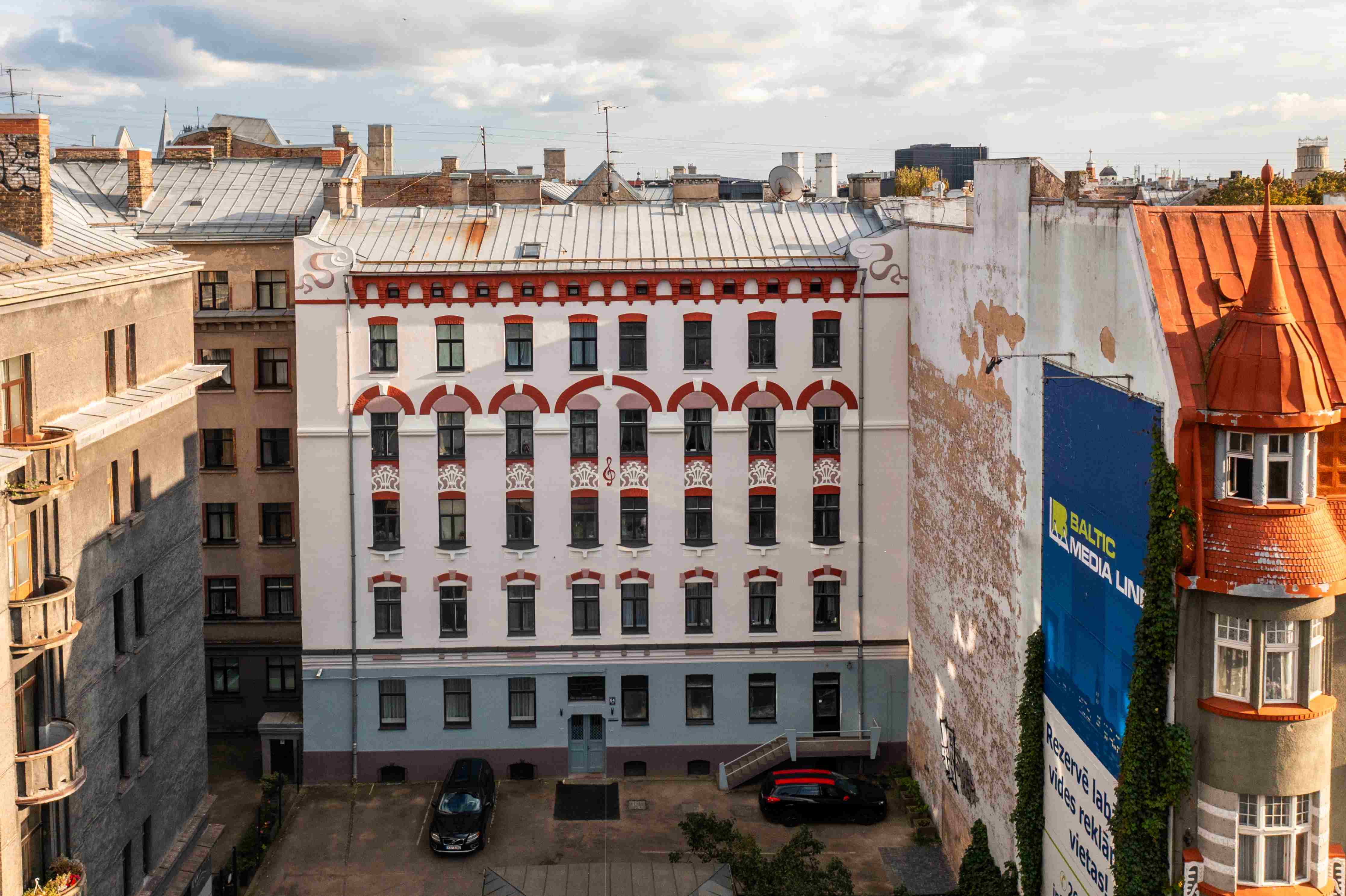 Brīvības ielas 64 ēka ar atjaunotu fasādi no drona lidojuma