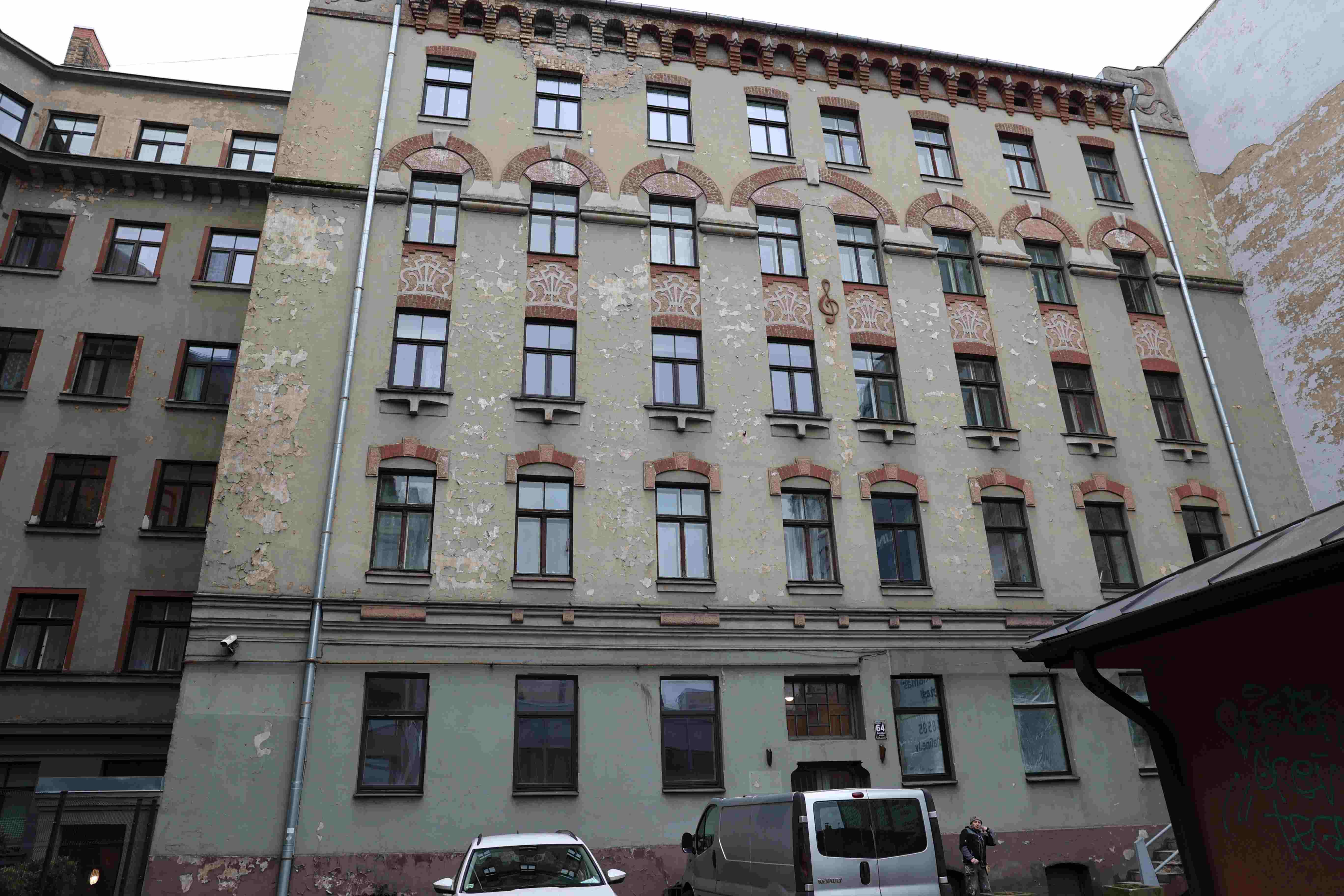 Brīvības ielas 64 ēka pirms fasādes atjaunošanas