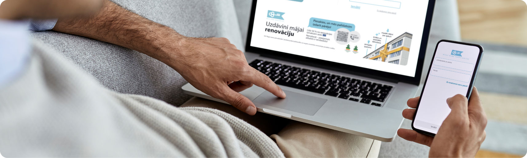 Perona ar portatīvajā datorā atvērtu pašapkalpošanās portālu e-parvaldnieks.lv un mobilajā telefonā atvērtu lietotni "RNP"