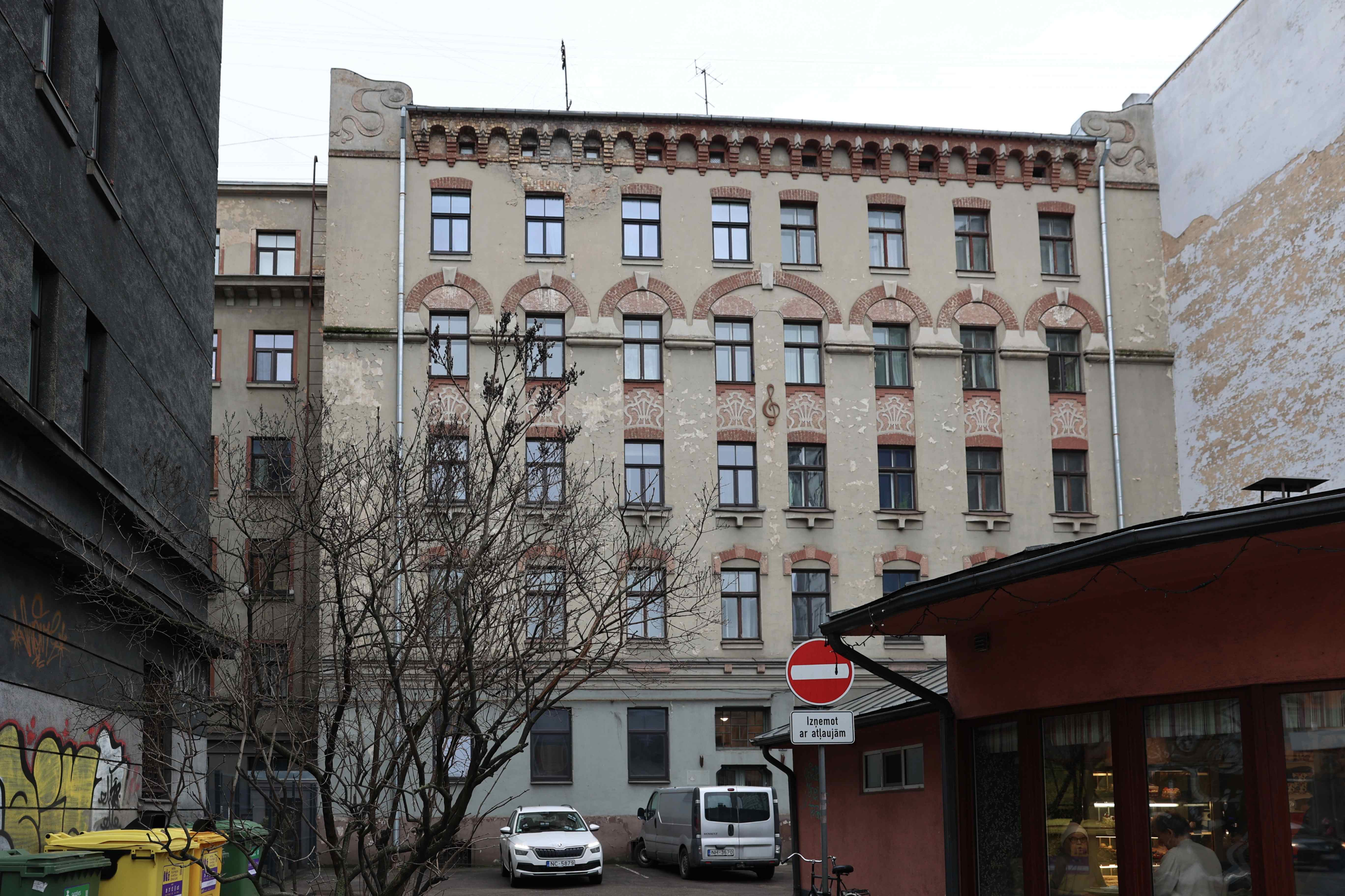 Brīvības ielas 64 ēka pirms fasādes atjaunošanas