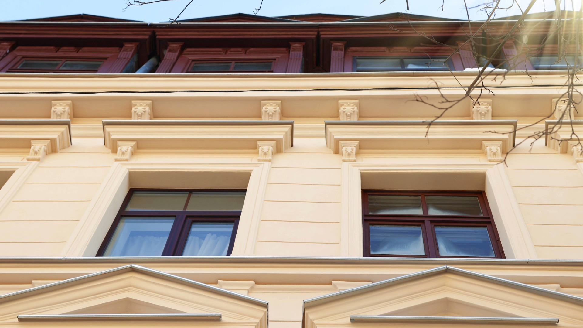 Pieredzes stāsts: rizalīti, sandriki, rusti un skaisti atjaunota fasāde