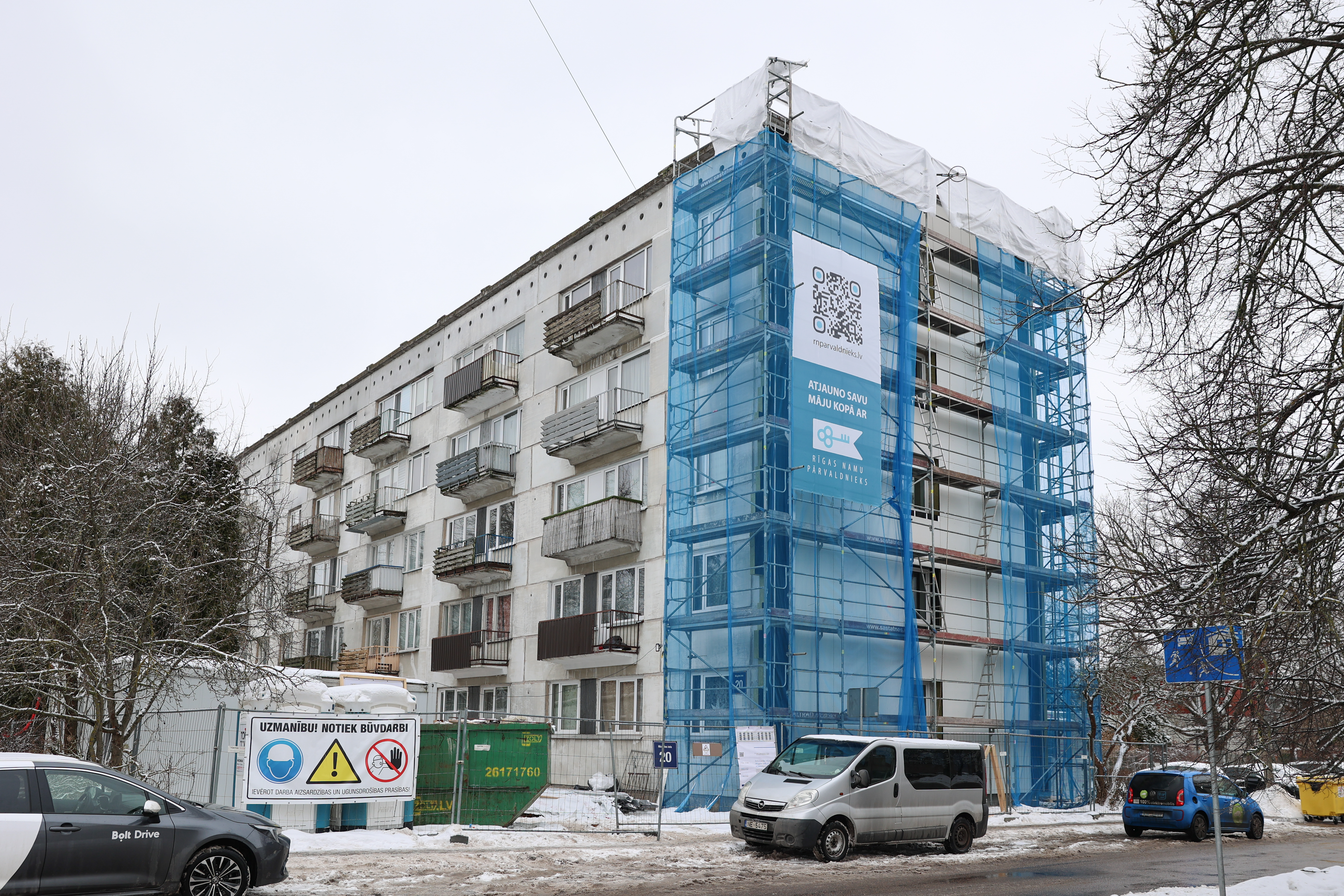 Nīcgales ielas 20 ēka ar sastatnēm pirms renovācijas