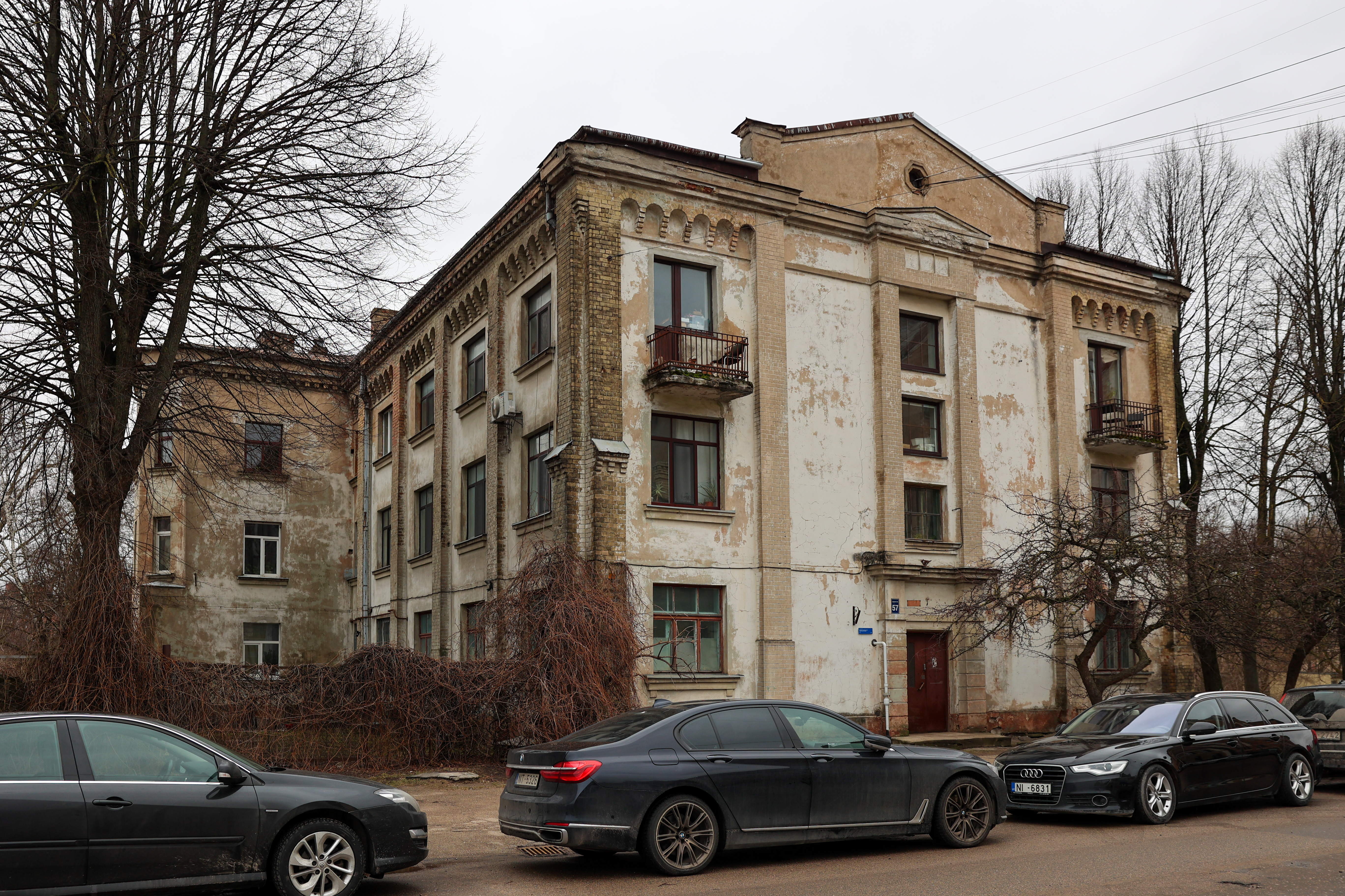 Latgales ielas 57 ēkas fasāde pirms atjaunošanas