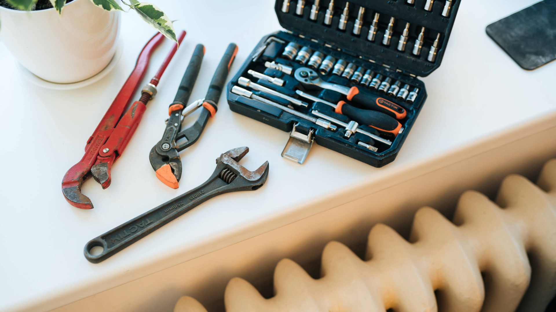 Remontdarbu instrumenti uz palodzes, blakus radiators.