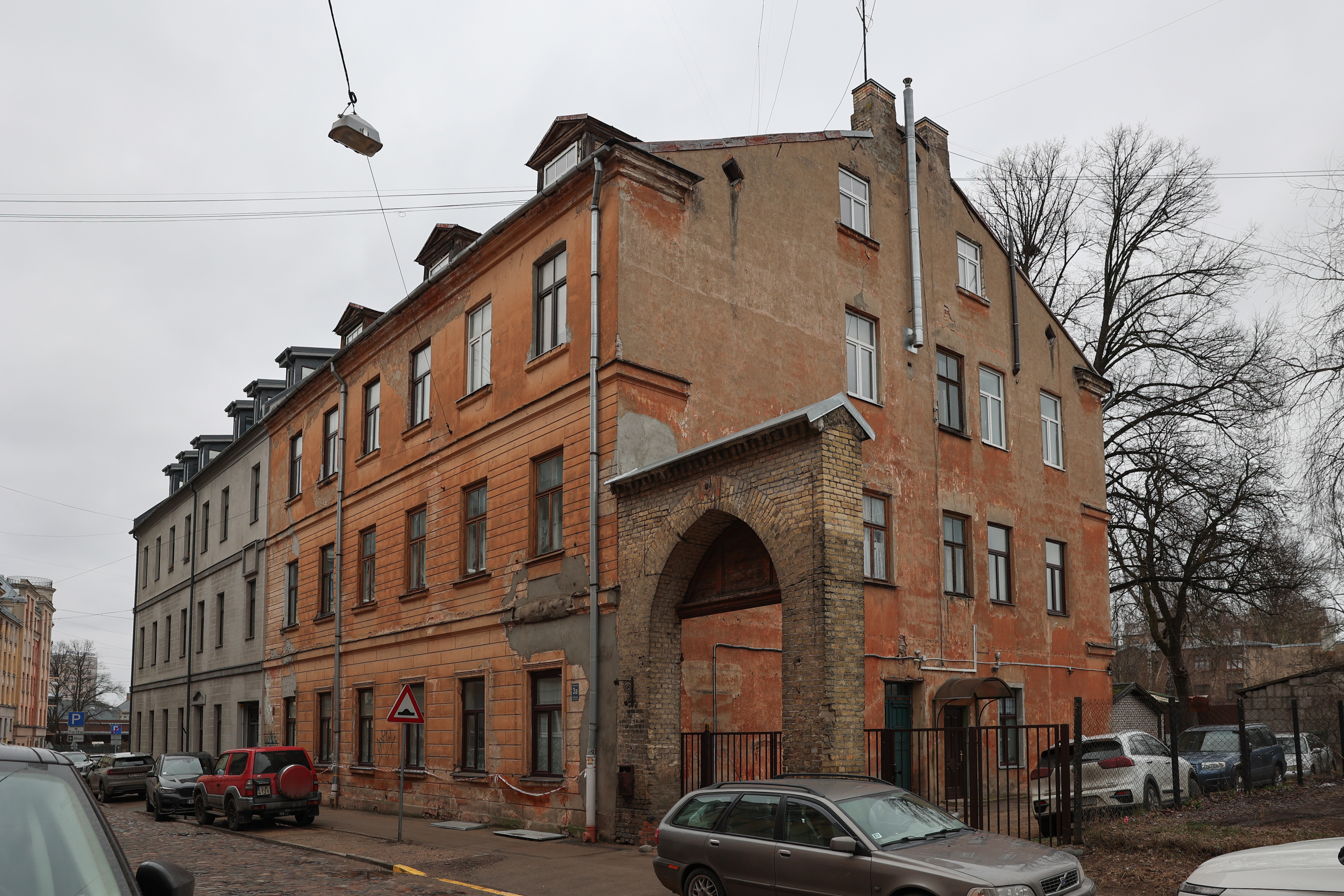 Kazarmu ielas 3A ēkas fasāde pirms atjaunošanas