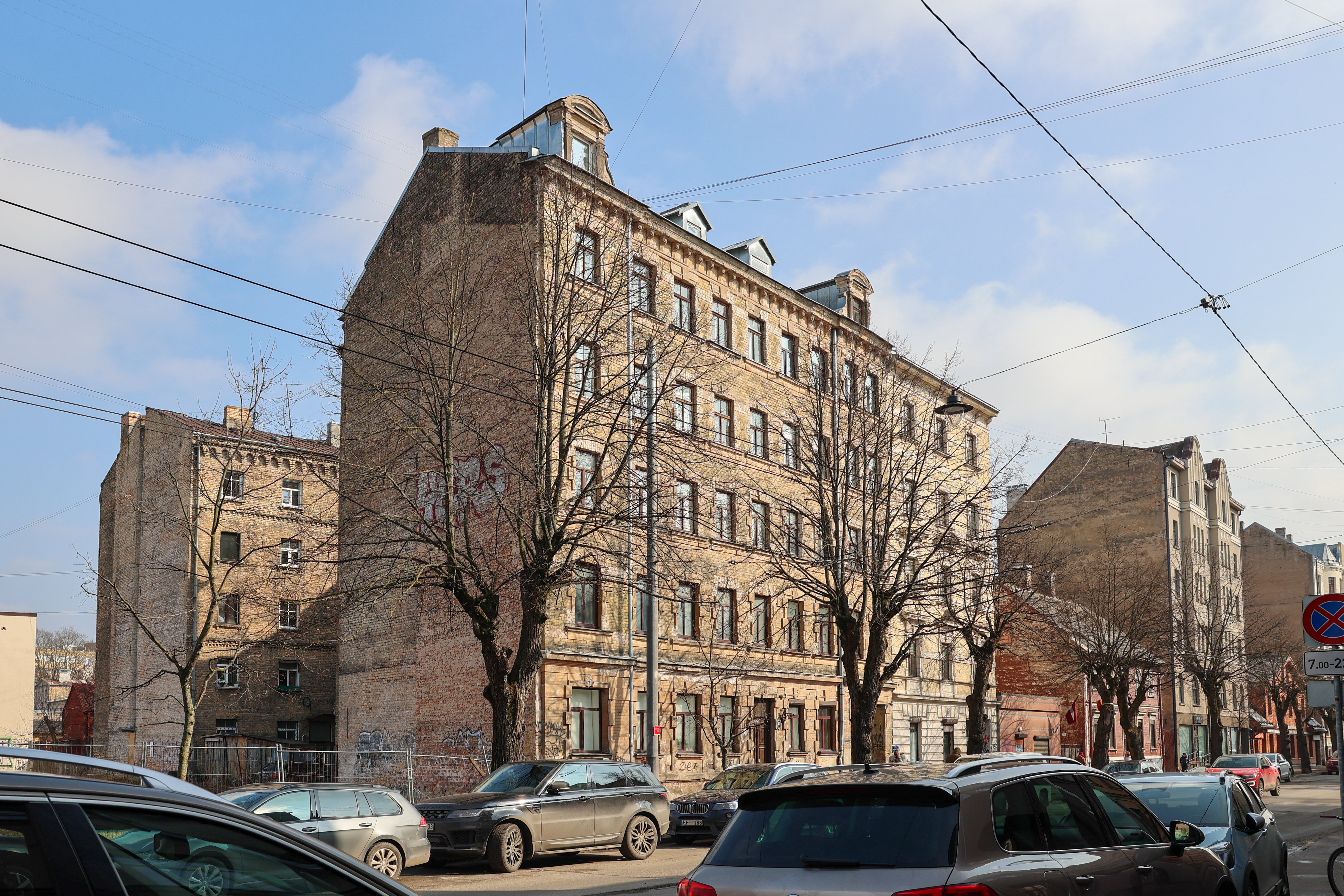 Ar aktīvu iedzīvotāju iesaisti atjauno ēkas fasādes Ģertrūdes ielā 91