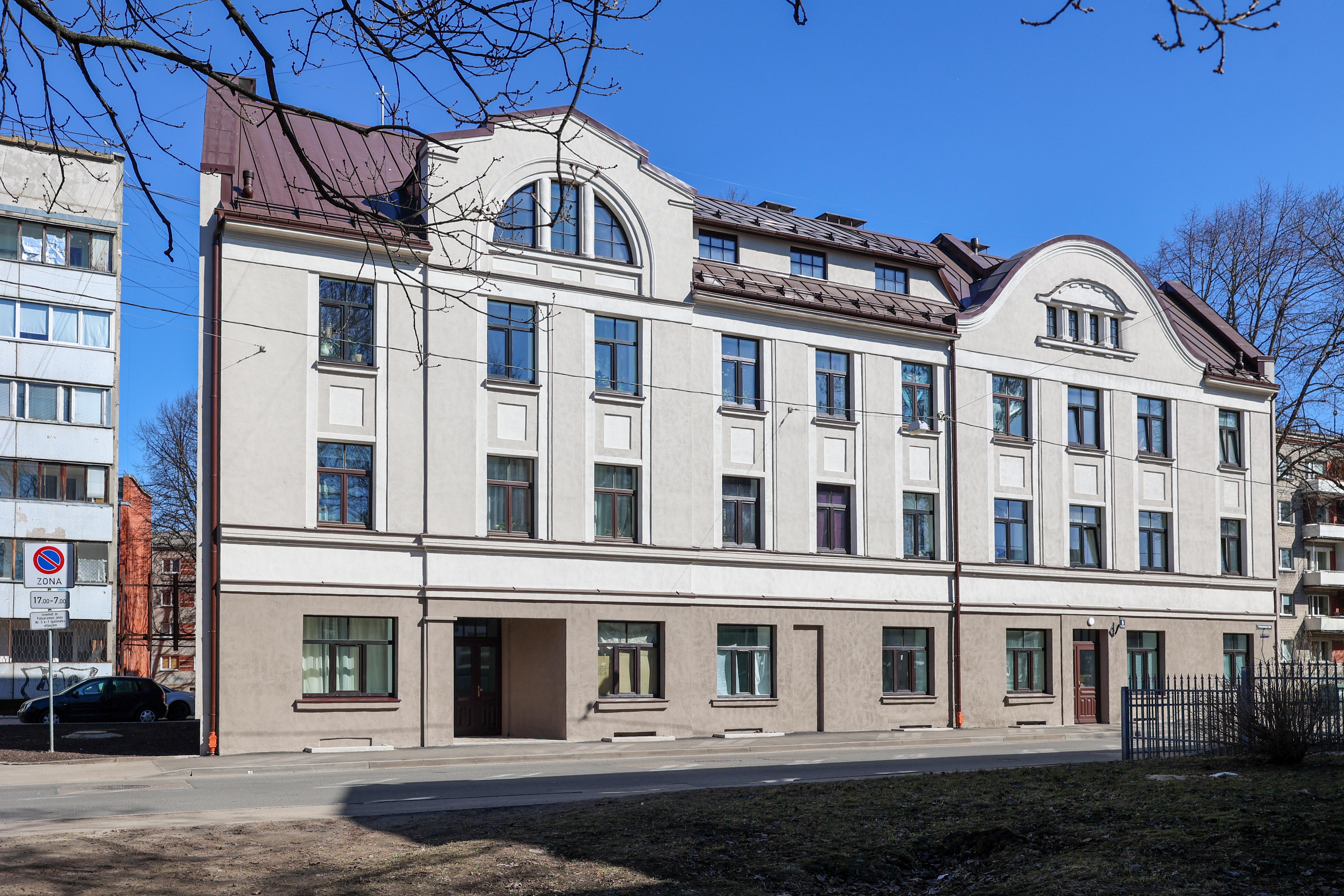 Atjaunotā trīsstāvu dzīvojamā māja Patversmes ielā 5